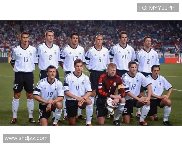 五位足球明星同框合影展现足坛风采与友谊的精彩瞬间