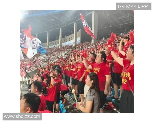 足球明星街头即兴踢球引围观粉丝热情欢呼场面火爆 足球明星街头即兴踢球引围观粉丝热情欢呼场面火爆