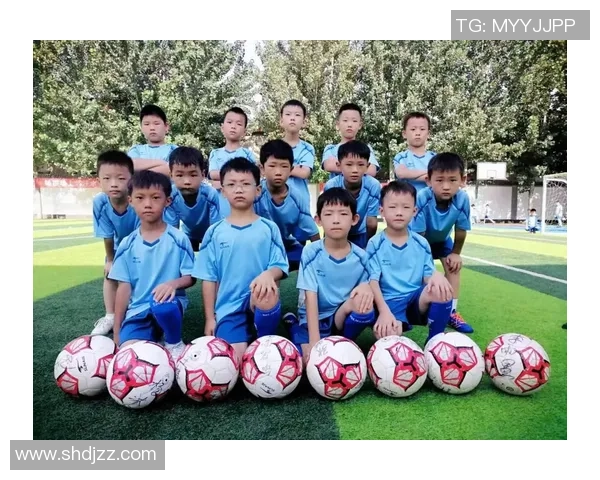 初次练足球的乐趣与挑战如何在绿茵场上收获成长与友谊 初次练足球的乐趣与挑战如何在绿茵场上收获成长与友谊